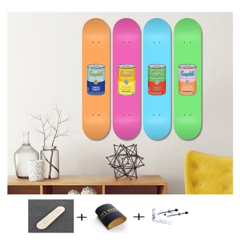 Графика и текст для украшения домашнего деревянного скейтборда могут быть настроены с помощью узоров цветов рисунков, ленты для захвата, подвешенной на стене